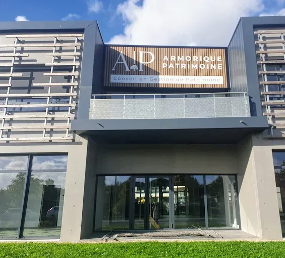 La façade du cabinet Armorique Patrimoine, allée du Bois Noir à Landerneau, avec l'enseigne A|P